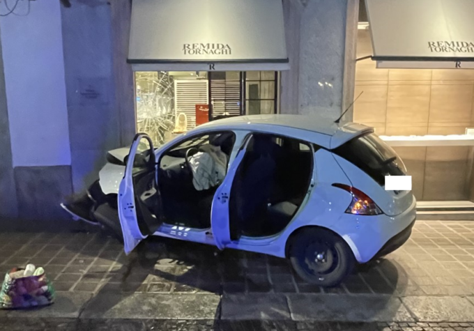Non si fermano all’alt dei Carabinieri: inseguiti, si schiantano contro una gioielleria