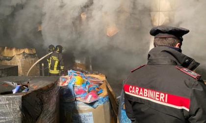 Incendio in un capannone a Giussano: pompieri al lavoro