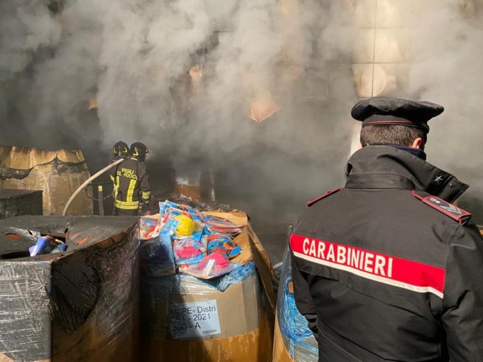 Incendio in un capannone a Giussano: pompieri al lavoro