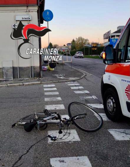 Travolge un ciclista con l’Ape Car e fugge, poi si pente e torna sul luogo dell’incidente