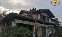 Allarme incendio in una villetta: pompieri in azione in via Mozart