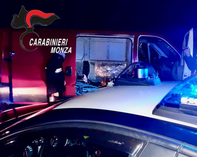 Scoperti dai Carabinieri con il furgone pieno di cavi di rame rubati: denunciati due fratelli di Giussano