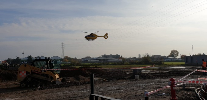 Caponago, 34enne soccorso dopo un infortunio sul lavoro
