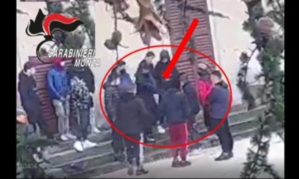 Lasciati mezzi spogliati al freddo nel parco dalla baby gang, senza scarpe, abiti firmati e soldi
