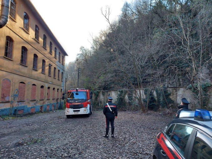 Principio di incendio in un mobilificio abbandonato: Vigili del fuoco al lavoro