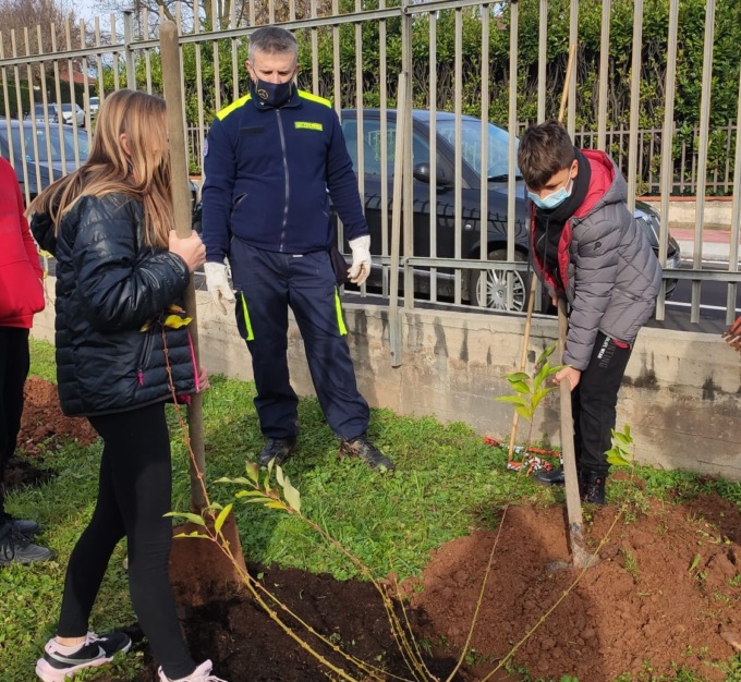 Le scuole si colorano… di verde: gli alunni piantano nuovi alberi nei “loro” giardini