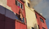 Incendio in una palazzina, inquilini bloccati ai piani superiori