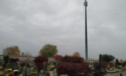 Il Comune sfratta l’antenna vicino al cimitero