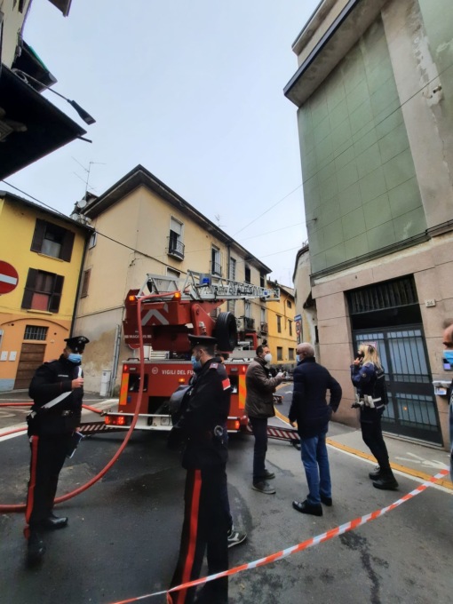 Incendio in un appartamento, muore un anziano