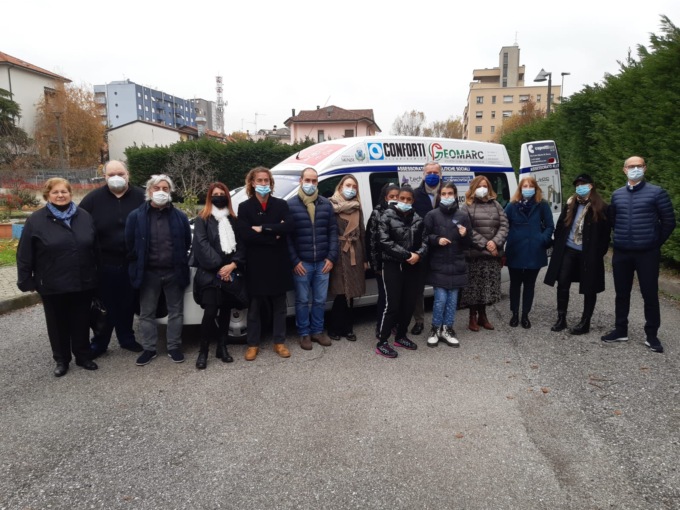Mobilità garantita. Presentato il nuovo pulmino a disposizione dei Servizi sociali