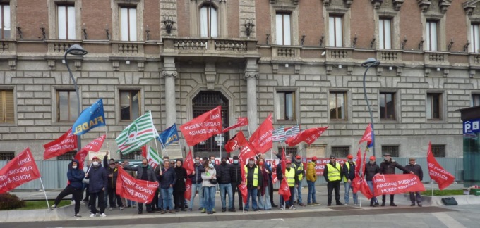 Sciopero dei lavoratori del comparto ambientale e presidio davanti al Comune