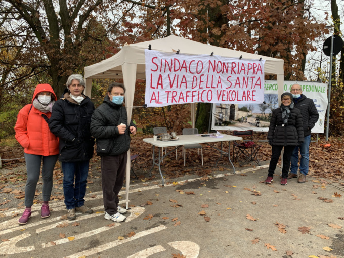Via alla raccolta firme per chiedere di non riaprire al traffico la strada della Santa