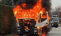 Incendio distrugge il camion dei rifiuti