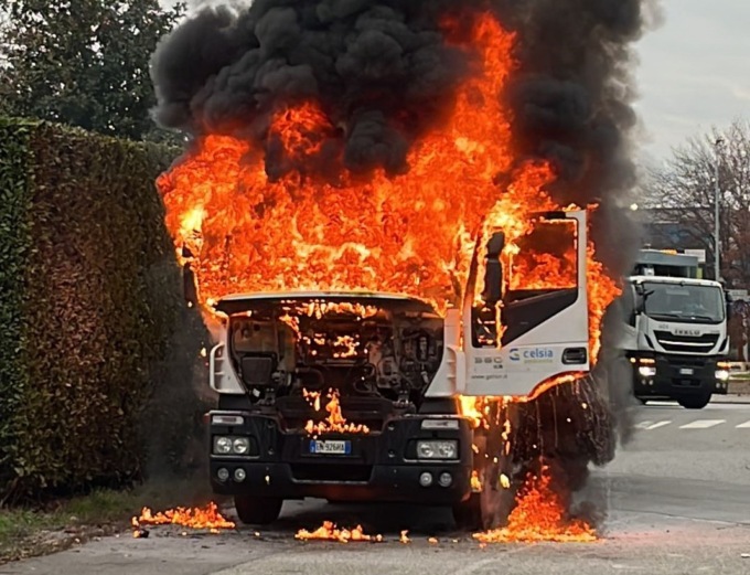 Incendio distrugge il camion dei rifiuti