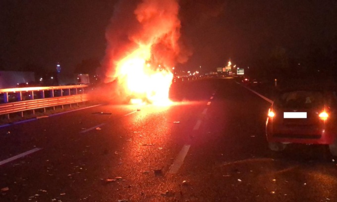 Auto si ribalta e prende fuoco: guardia giurata salva il guidatore estraendolo dall’abitacolo