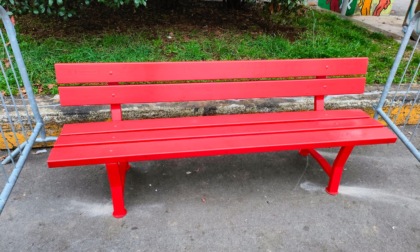 Dopo il vandalismo, la panchina rossa torna al suo posto