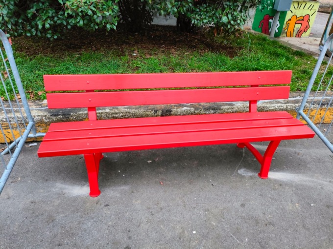 Dopo il vandalismo, la panchina rossa torna al suo posto