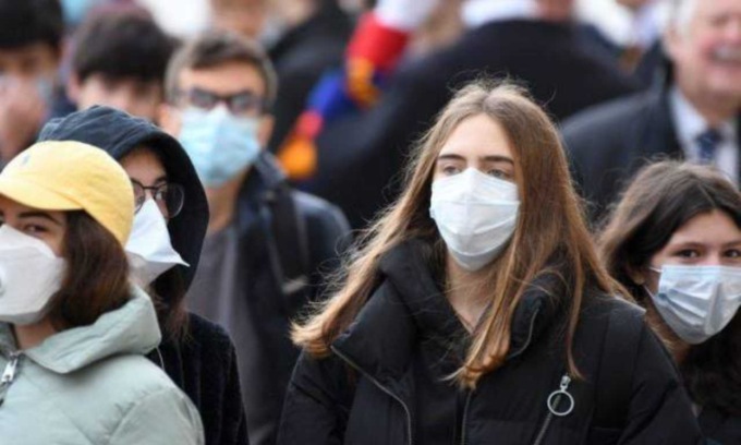 Zona bianca anche la prossima settimana. Arriva l’obbligo di mascherine all’aperto