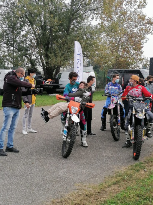 Mototerapia allo Spazio Rosmini, decine di ragazzi hanno provato l’esperienza delle due ruote