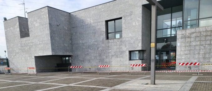 Cade una lastra della facciata, oratorio di Baruccana non agibile