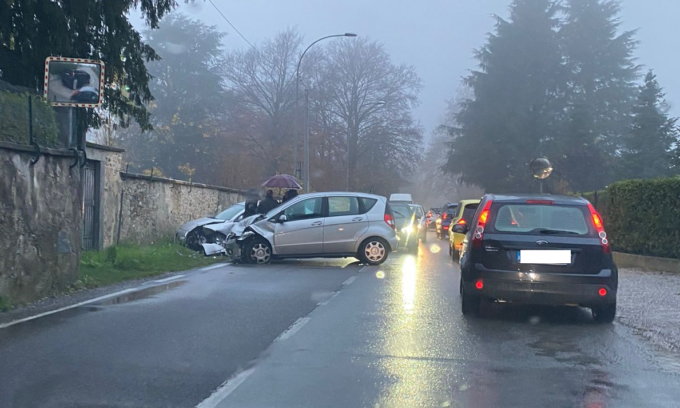 Schianto davanti a Villa Greppi: escono di strada e finiscono contro il muro