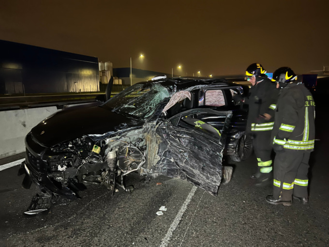 Tir contromano in autostrada fa frontale con l’auto del manager di Nibali e  Pogacar