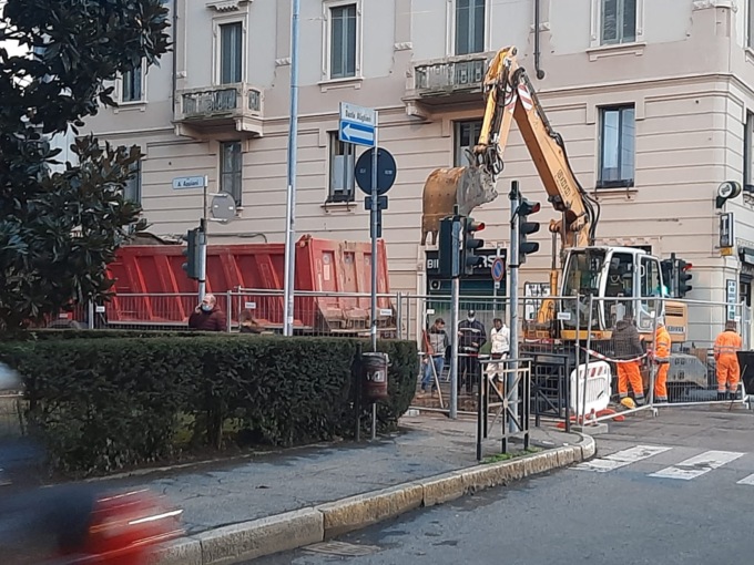 Voragine in strada riparata, via Appiani riapre