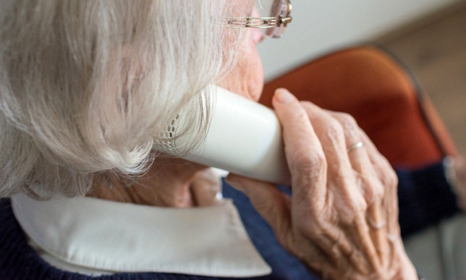 Al telefono si finge la nipote e tenta di raggirare un’anziana