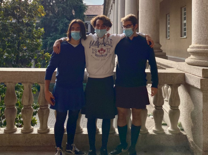 Ragazzi a scuola con la gonna contro gli stereotipi di genere