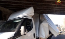 Pensava di passare e invece si sbagliava: furgone resta incastrato sotto il ponte di Villa Raverio