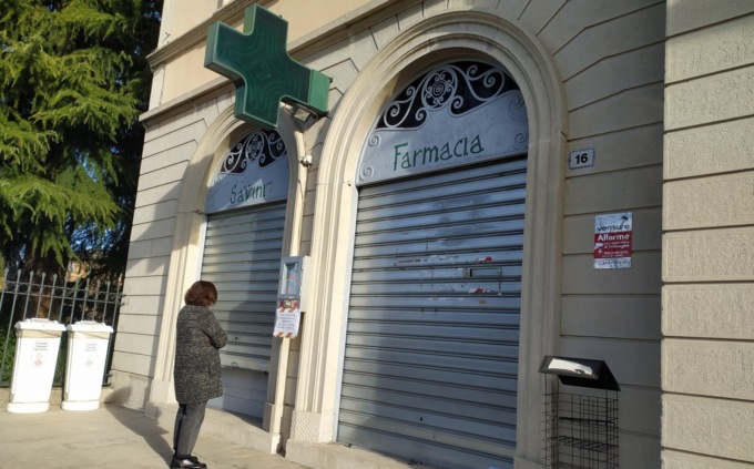 Titolare e direttore senza vaccino, Carabinieri e Ats chiudono la farmacia di Renate