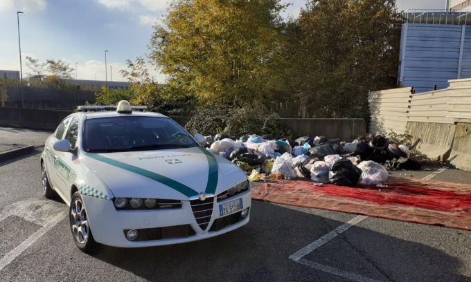 Mette nella spazzatura gli effetti personali di chi l’aveva ospitata e poi getta i sacchi in strada