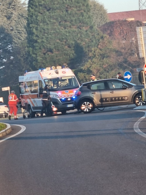 Incidente sulla rotatoria, investito un ciclista