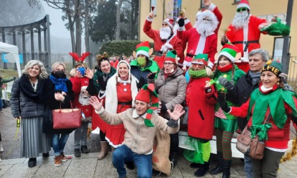 Elfi e Babbi Natale dei rioni animano la festa in piazza