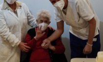 Per i suoi cent'anni nonna Fortuna si regala la terza dose del vaccino anti-Covid