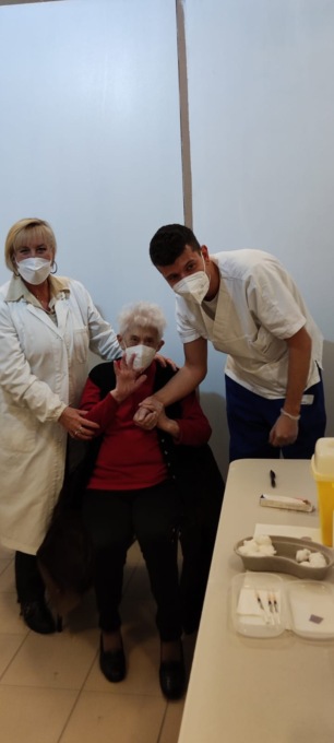 Per i suoi cent’anni nonna Fortuna si regala la terza dose del vaccino anti-Covid