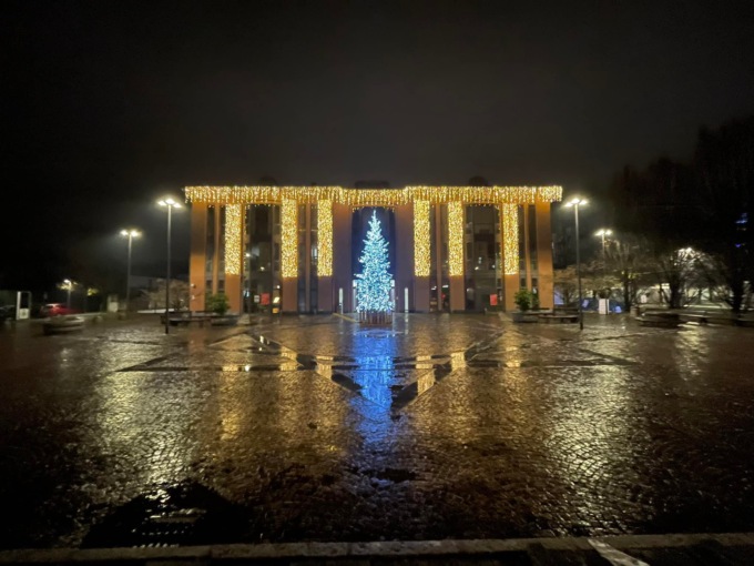 Luminarie nella polemica: “Niente addobbi per i negozi di periferia?”