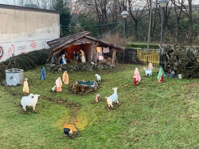 Vandali in azione al presepe di via Zara