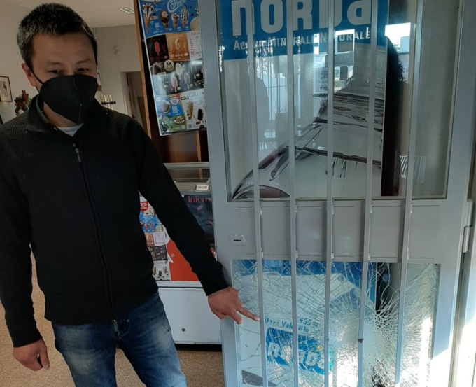 Malviventi scatenati prendono a picconate le porte di due bar-tabacchi