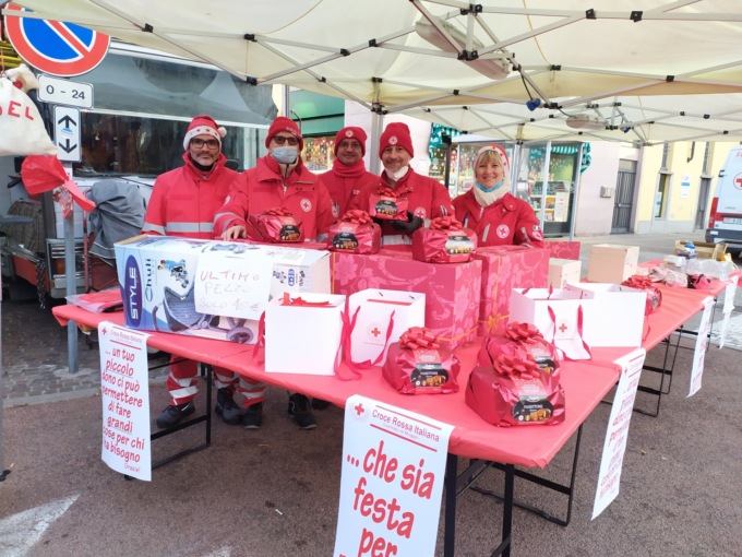 Tornano per il Natale i panettoni solidali della Croce rossa di Muggiò