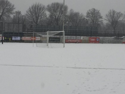 campo di calcio innevato pieno di neve