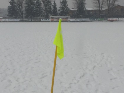 campo di calcio innevato pieno di neve