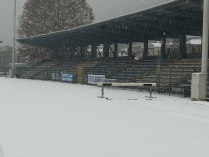 campo di calcio innevato pieno di neve