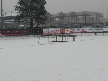 campo di calcio innevato pieno di neve