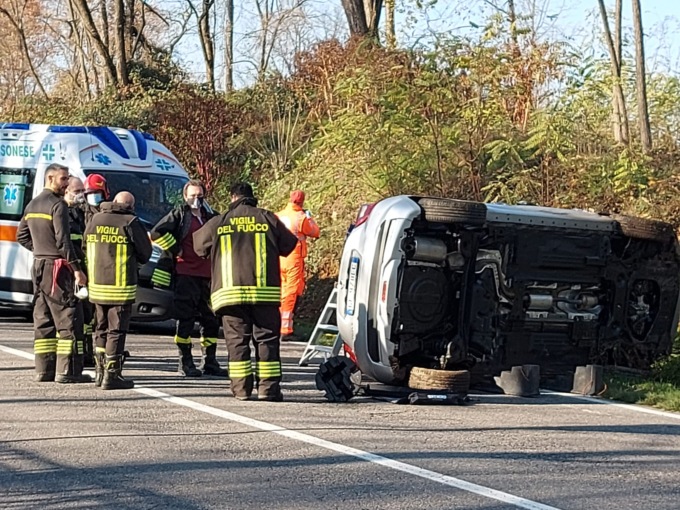 Perde il controllo dell’auto  e si ribalta