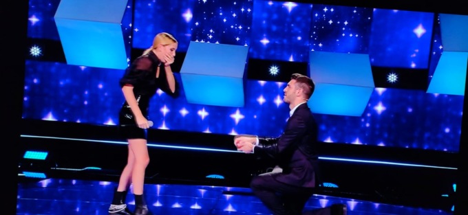 Proposta di matrimonio in diretta a “All Together Now”