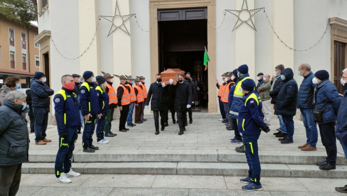 Carnate si ferma per porgere l’ultimo saluto a don Giovanni