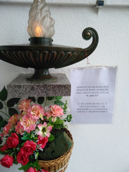 Rubano i fiori per i soldati caduti, un cartello striglia i ladri: “Vigliacchi”