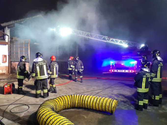 Incendio nel capannone distrugge un’auto