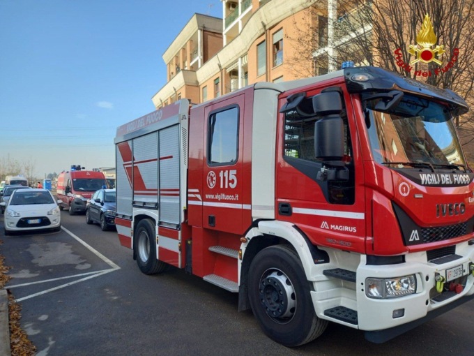 Principio di incendio sul balcone: quattro mezzi dei Vigili del fuoco a Varedo